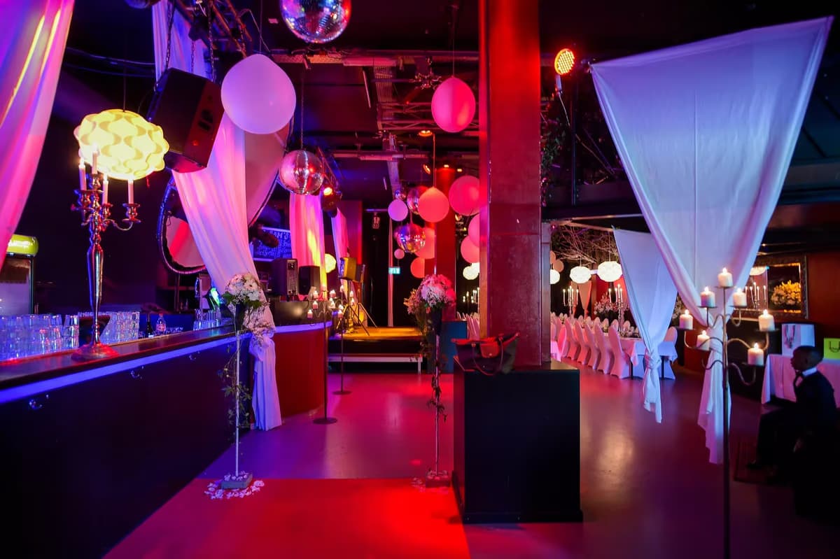 floor. Club & Lounge