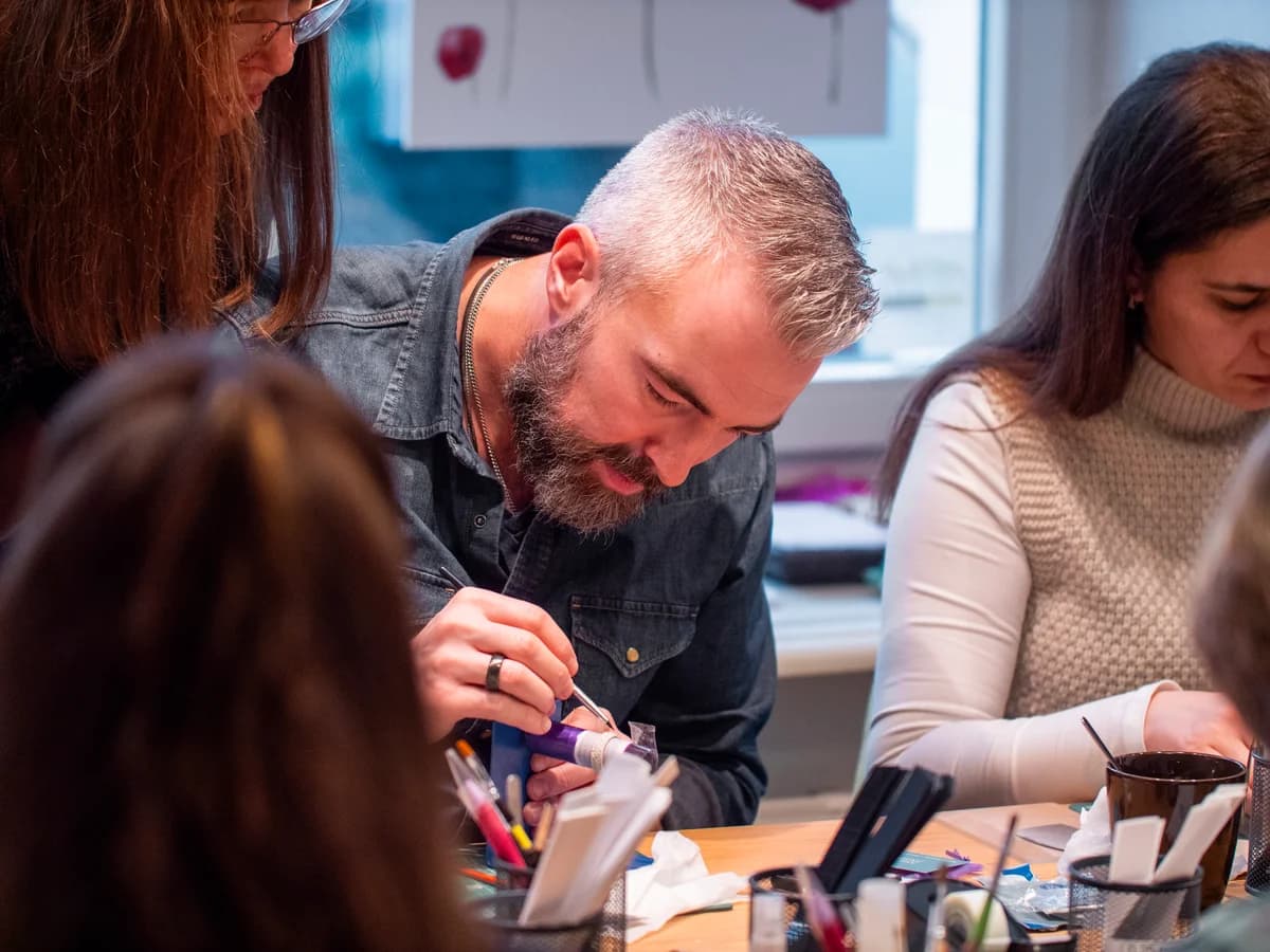 Teilnehmende eines Firmenanlasses formen individuelle Schmuckstücke aus Silberton und erleben kreatives Teambuilding im Atelier Mein Meisterwerk Basel.