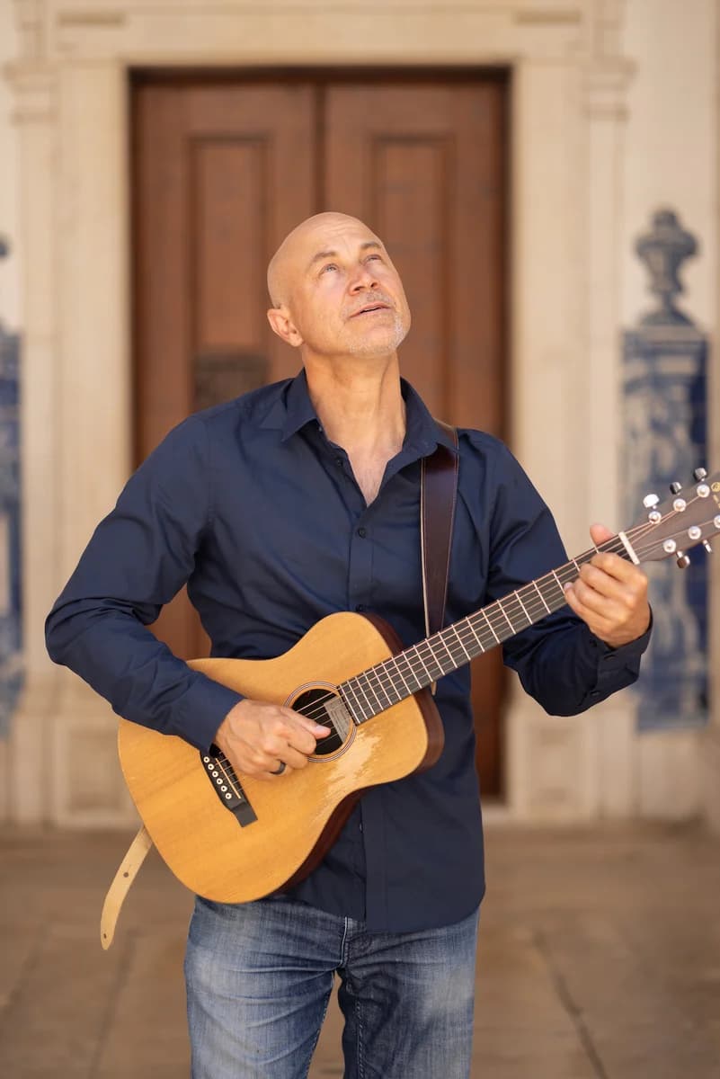 Promoaufnahme von Dave Curl mit Gitarre — erfahrener Musiker (300+ Konzerte, 2M+ Streams) für Ihre Veranstaltung.