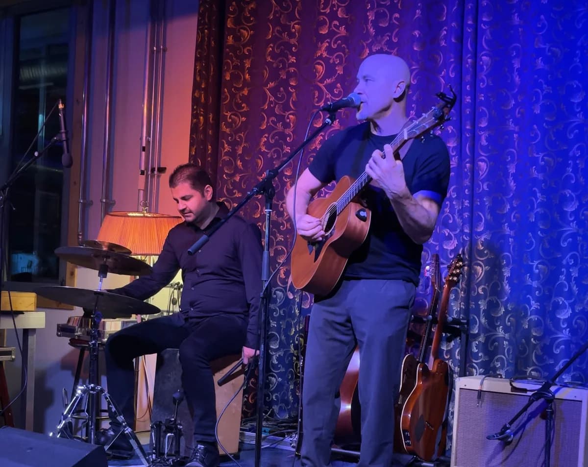 Dave Curl im Duo auf einer Eventbühne — stimmungsvolle Begleitung für Firmenanlässe, Apéros und Galas.