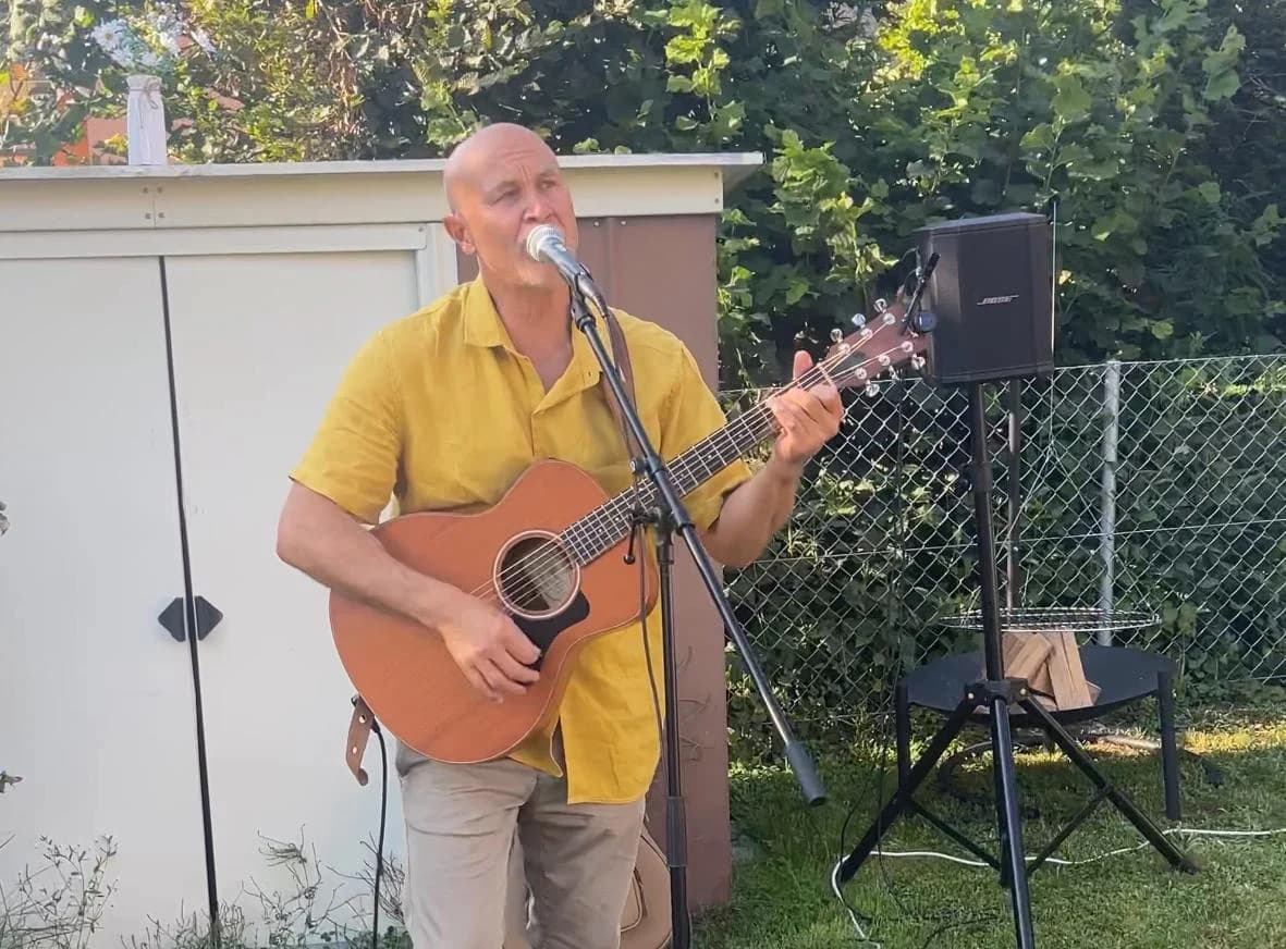 Dave Curl spielt ein Set auf einer Party - fröhliche, einladende Performance für private Feiern und Jubiläen.