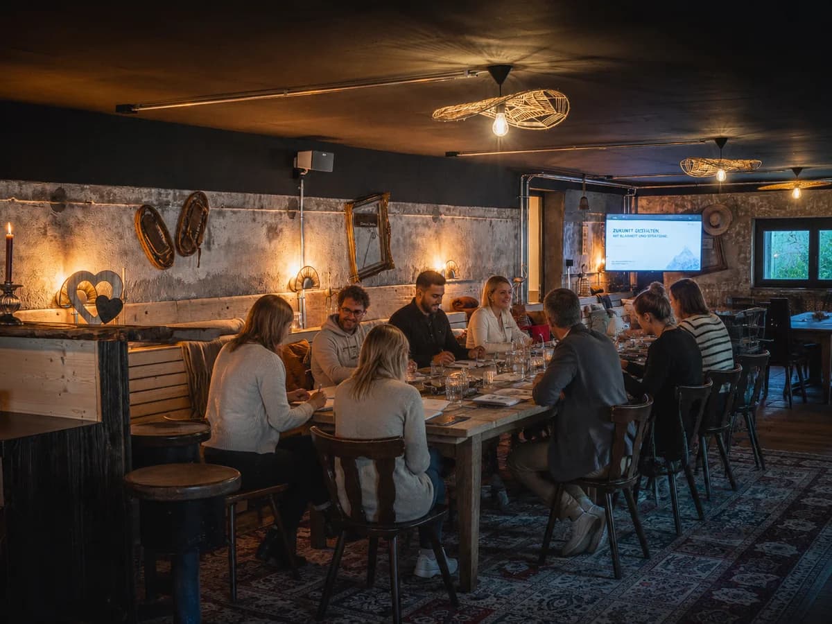 Seminar, Tagung & Klausur im Schnousi
Wir haben den Raum – du bringst die Ideen, Themen und Menschen mit.
Ob Seminar, Teamsitzung, Klausurtagung oder kreativer Workshop: Unser gemütliches Lokal bietet den idealen Rahmen für konzentriertes Arbeiten in besonderer Atmosphäre. Der grosse Tisch, der Monitor und die hochwertige Soundanlage schaffen beste Voraussetzungen für Austausch, Strategie und neue Impulse.
Jetzt anfragen und gemeinsam Raum für neue Ideen, klare Strategien und inspirierende Begegnungen schaffen.