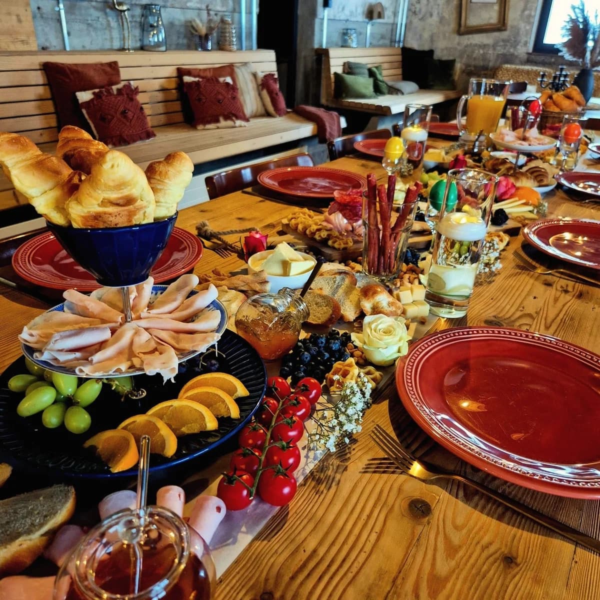 Wir haben den Raum – du entscheidest.
Keine Bindung an ein Catering, kein Zapfgeld, keine versteckten Kosten. Wähle frei, wer deinen Anlass kulinarisch begleitet – ganz nach deinem Geschmack.