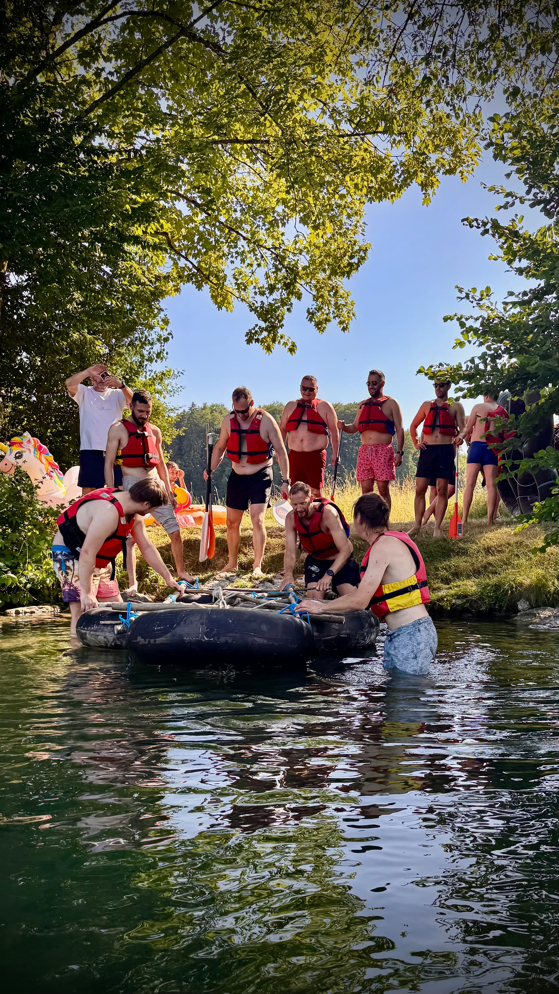 Flossbauen Teamevent mit Outdoortrainer Klemens